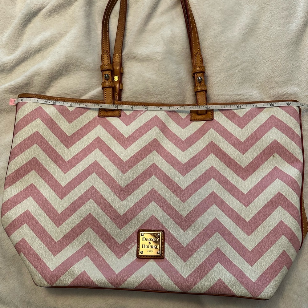 Dooney & Bourke Pink Chevron Tote Bag preloved❤️
